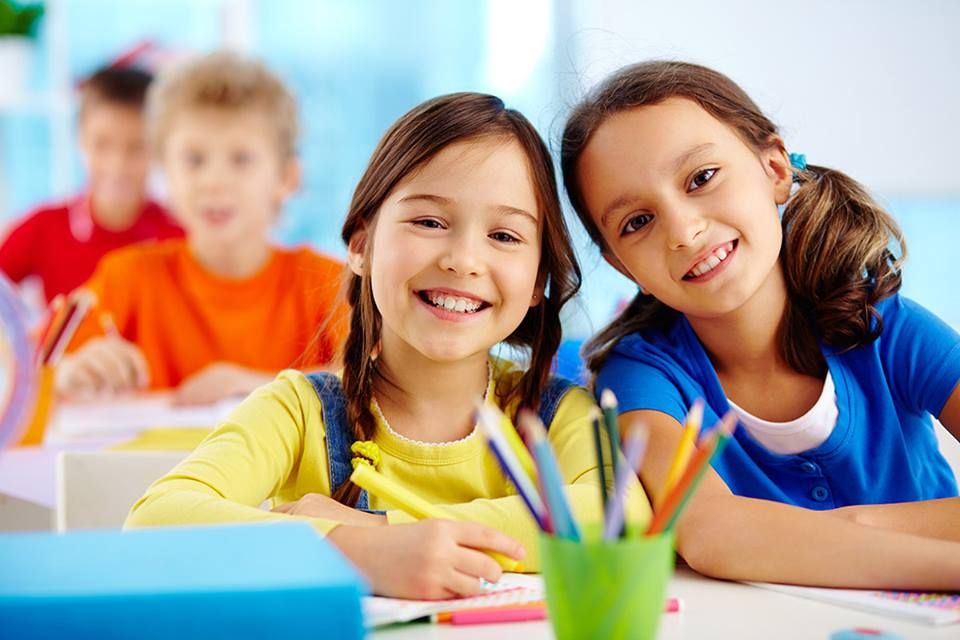 niños sonrientes por desempeño escolar
