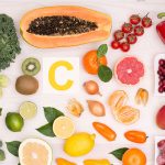 Frutas y verduras con una C en el centro