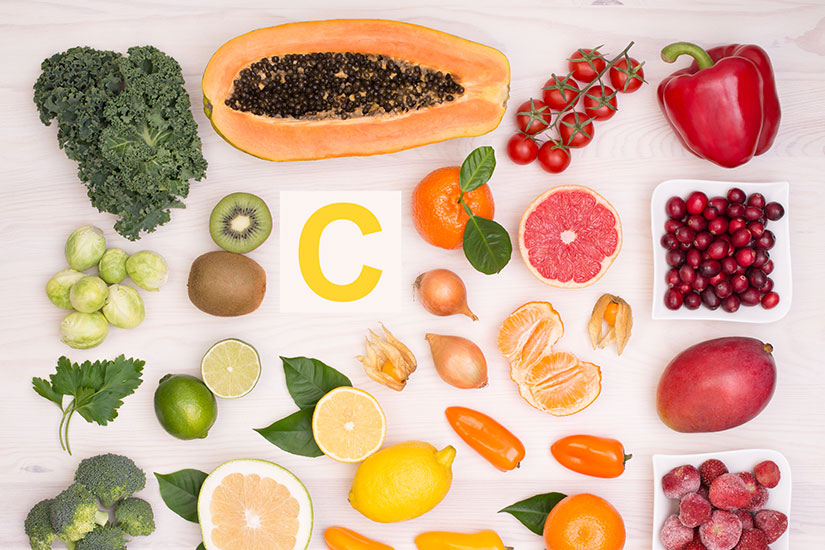 Frutas y verduras con una C en el centro