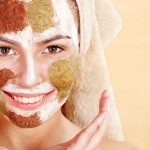 Chica con mascarilla en su cara