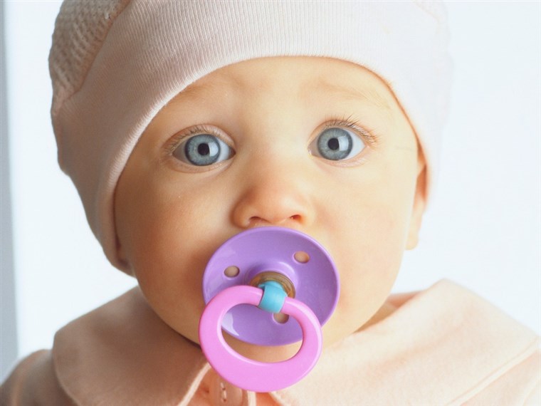 bebé ojo azul con chupón