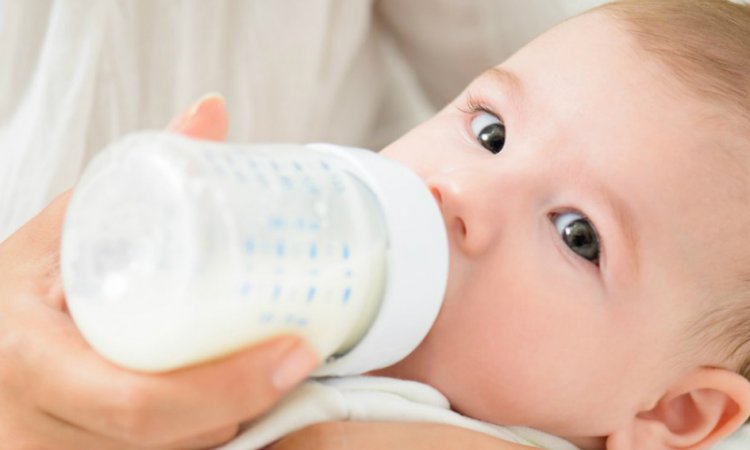 Bebé tomando leche 