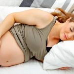 Mujer embarazada dormida