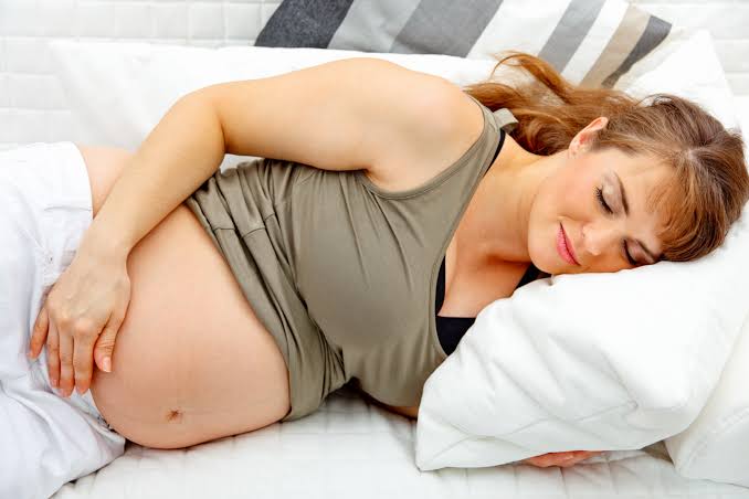 Mujer embarazada dormida
