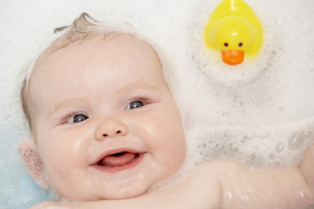 Bebé en baño sonriendo
