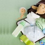 Cosas de bebé en una pañalera