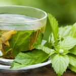 Té verde en taza de vidrio