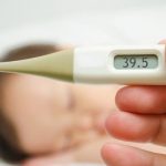 Termómetro indicando fiebre