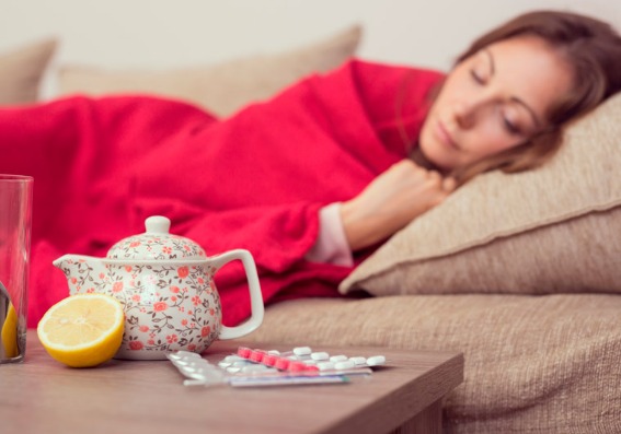 Mujer enferma de gripe dormida en un sillón