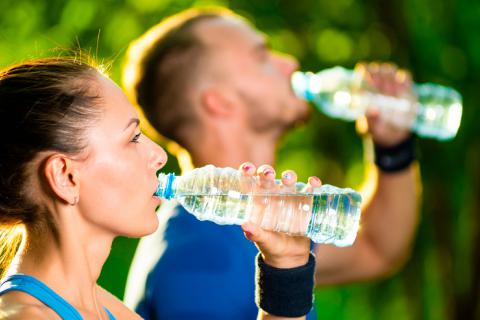 Pareja tomando agua Pareja tomando agua