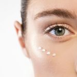 Rostro joven con puntos de crema en la cara