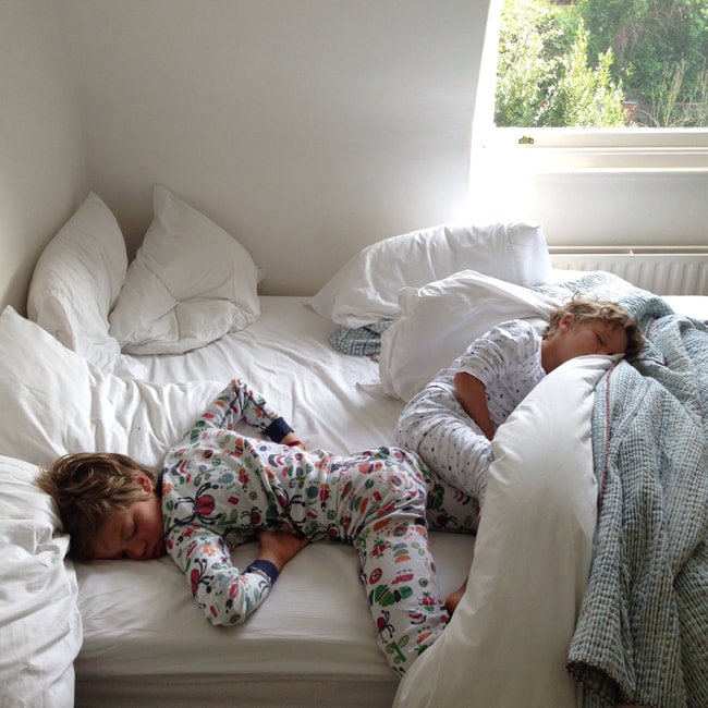 Cómo hacer la transición de su hijo de la cuna a la cama