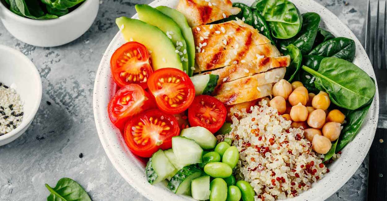 Plato con alimentos saludables: Verdiuras, proteína animal y legumbres.