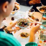 Mujer comiendo un plato de comida saludable