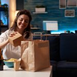 mujer feliz con su entrega de comida a domicilio