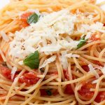 Plato con salsa para pasta pomodoro