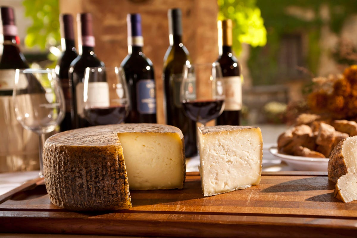 Botellas de vino y quesos italianos