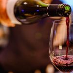Sirviendo copa de vino de Italia