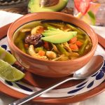 Caldo tlalpeño en plato de barro