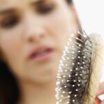 mujer con cepillo con cabello