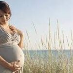 mujer embarazada en el campo