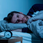 hombre con insomnio