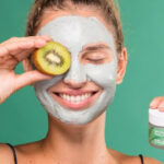 mujer con mascarillas