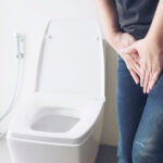 mujer parada en el baño