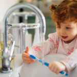 niña lavándose los dientes