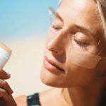 mujer con protector solar en barra