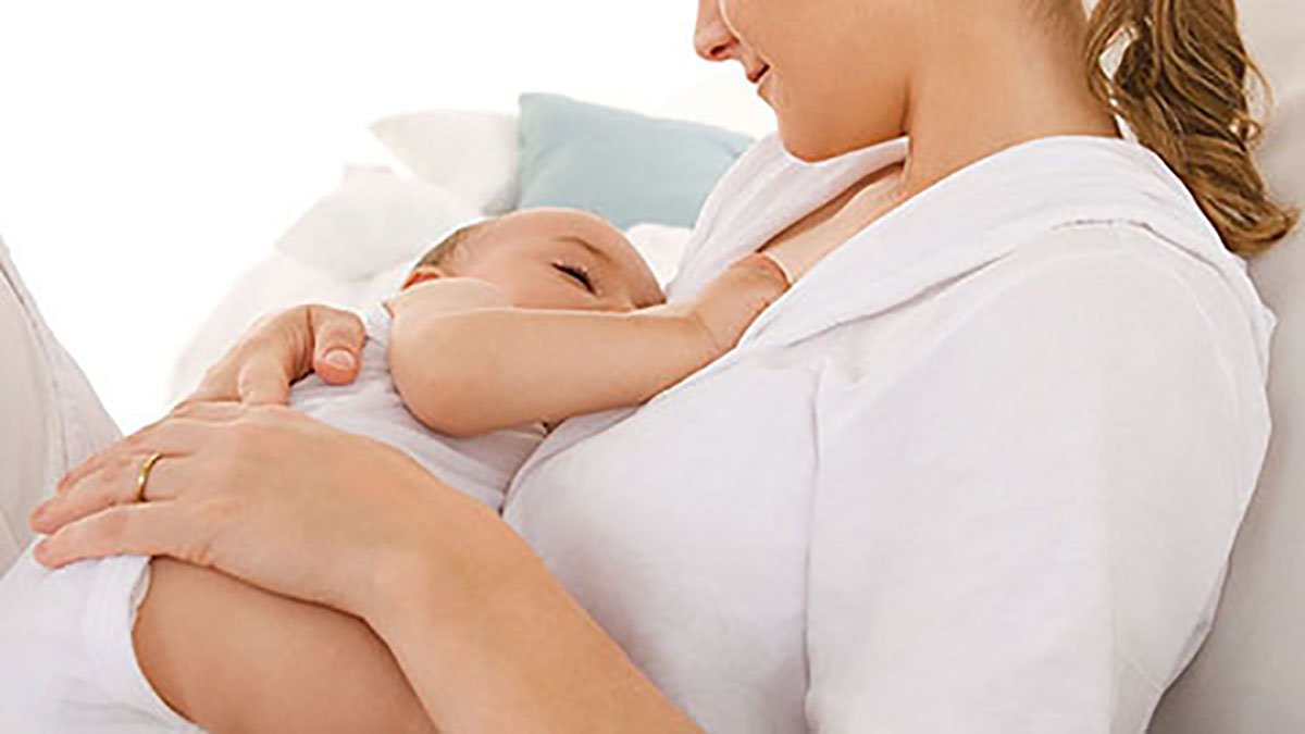 bebé con su mamá