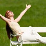 mujer tomando el sol