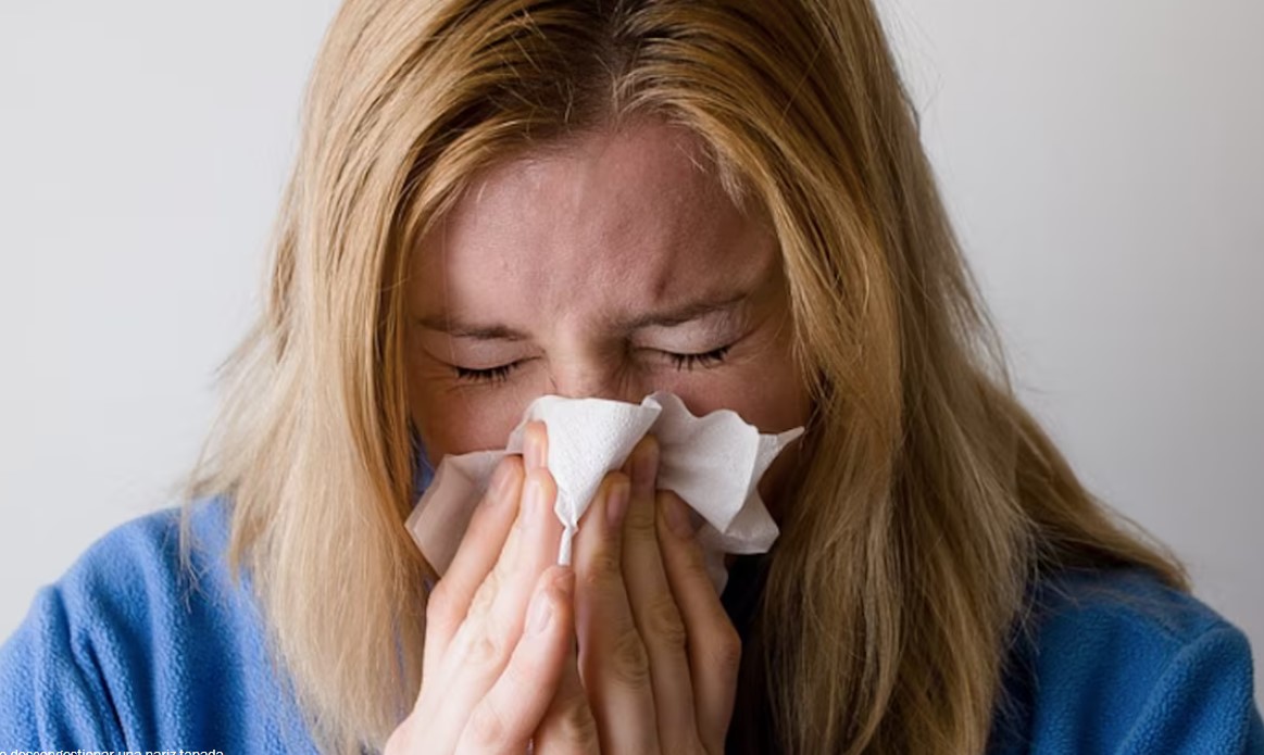 mujer con congestión nasal