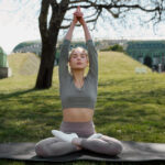 Mujer haciendo yoga
