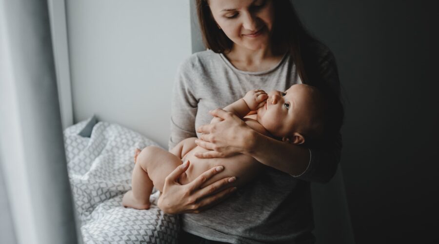 Bebé siendo consolado por madre